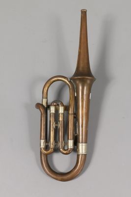 un vieil instrument de musique en laiton accroché au mur