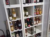 de nombreuses bouteilles de vin sur les étagères de la cuisine