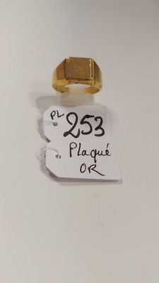 une image représentant une bague en or sur laquelle est posée une étiquette de prix