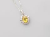 un pendentif composé d'un saphir jaune et de diamants, monté sur une chaîne en argent