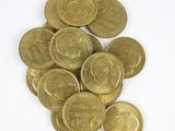 une pile de pièces d'or sur une surface blanche