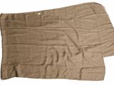 deux morceaux de tissu marron sont posés sur une surface blanche