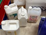 de nombreux récipients remplis de liquide posés les uns à côté des autres sur le sol