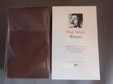 un livre sur lequel figure l'image d'une femme assise sur une table