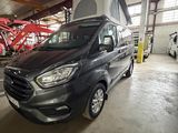 une camionnette noire garée dans un garage