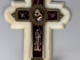 une croix accrochée au mur avec un bougeoir