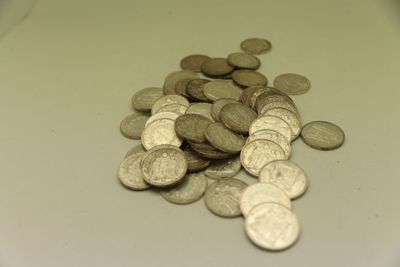 une pile de pièces de monnaie posée sur une table blanche