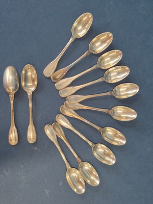 beaucoup de cuillères en argent et de cuillères à soupe sur la table