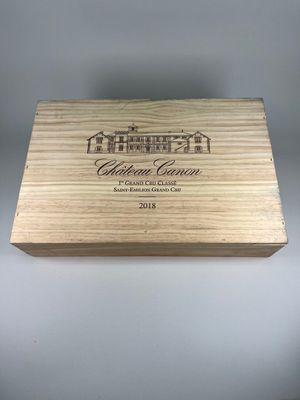 gros plan d'une boîte en bois portant un logo