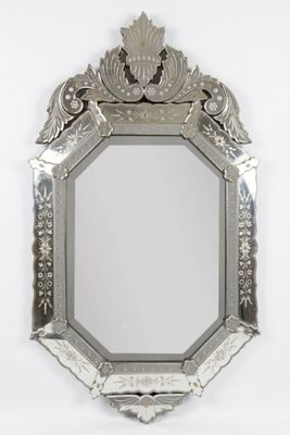 un miroir posé contre un mur blanc