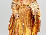 statue d'un homme vêtu d'une robe jaune et tenant un éventail