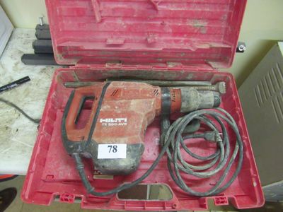 une boîte à outils rouge contenant un marteau et un cordon