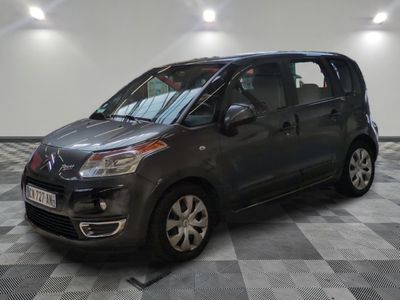 la petite voiture est garée sur un sol en damier dans le garage