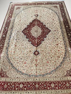 un gros plan d'un tapis rouge et blanc posé sur un sol blanc