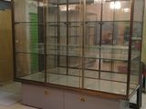 une vitrine en verre au milieu d'un sol carrelé