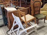beaucoup de chaises et de tables dans une pièce avec beaucoup de meubles