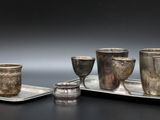 un plateau en argent avec des tasses en argent, un plateau en argent avec des tasses en argent, un plateau en argent avec des tasses en argent, un plateau en argent avec des tasses en argent et un plateau en argent