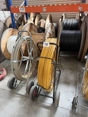 tout un tas de câbles de différents types sur un chariot