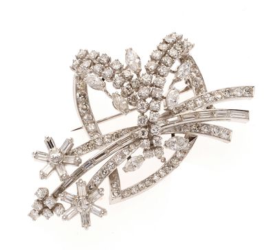 gros plan d'une broche avec des diamants sur un fond blanc