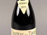 une bouteille de vin posée sur une table