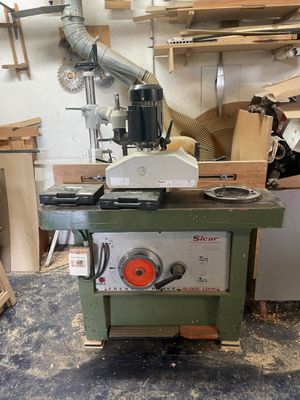 une machine posée sur une table dans une pièce