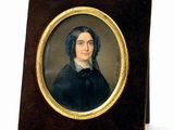 portrait d'une femme en robe noire à col blanc