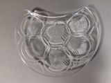 un saladier en verre transparent rempli de coquillages, posé sur une table