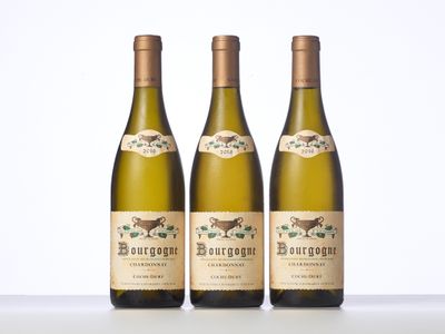 trois bouteilles de vin posées sur une table