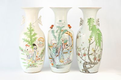 trois vases ornés de motifs différents, posés sur un fond blanc