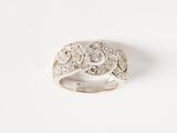 gros plan d'une bague en diamant sur une surface blanche