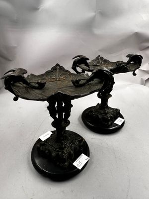 Paire de coupes en bronze patiné à décor néo-Renaissance de …