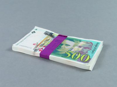 une liasse de billets posée sur une table