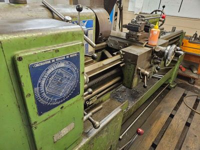 une machine posée sur une table dans une pièce