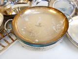 une multitude de plats en argent et en or sur une table