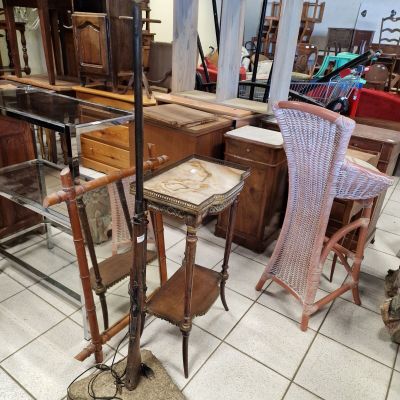 deux chaises et une table dans une pièce où il y a beaucoup de meubles