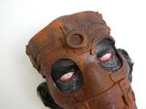 un gros plan d'un masque posé sur une surface blanche