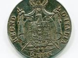 une vieille pièce de monnaie surmontée d'une couronne, posée sur un fond blanc