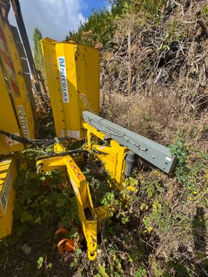 une machine jaune qui est garée dans l'herbe