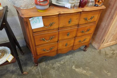 une commode sur laquelle sont posés de nombreux plats