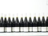 six bouteilles de vin sont alignées sur une table
