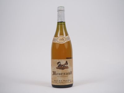 une bouteille de vin posée sur une table