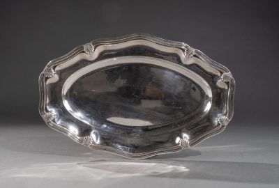 un plateau d'argent posé sur une table