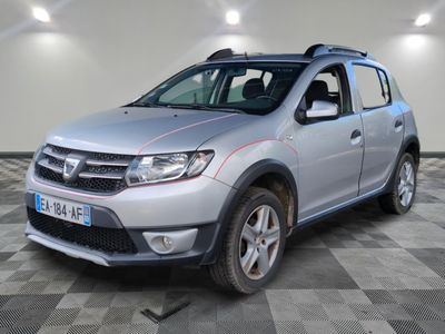 une photo d'une Dacia argentée garée dans un garage