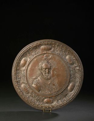 une grande plaque en bronze sur laquelle est représentée la tête d'un homme