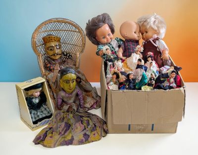 Un carton de poupées celluloïd et composites (H. moyenne 20 …