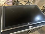 un téléviseur à écran plat Sony posé sur une table