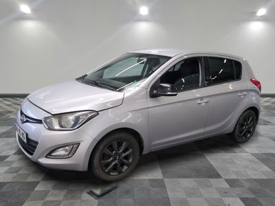 la voiture argentée est garée sur un sol en damier dans le garage