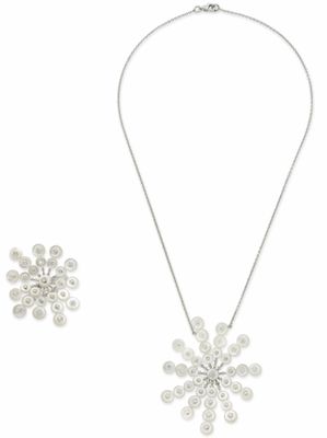 un gros plan d'un collier et d'une paire de boucles d'oreilles sur fond blanc