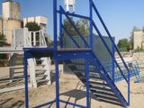 un escalier métallique bleu menant au sommet d'un immeuble