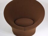 une chaise marron posée sur une surface blanche